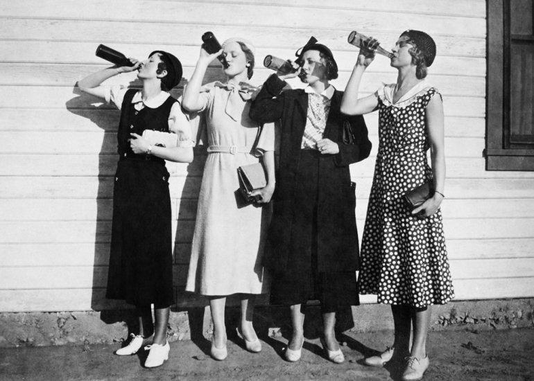 4 sievietes 1925 gadā dzer... Autors: ĶerCiet 13 gadu garais ASV "sausais likums" iemūžināts vēsturiskos foto
