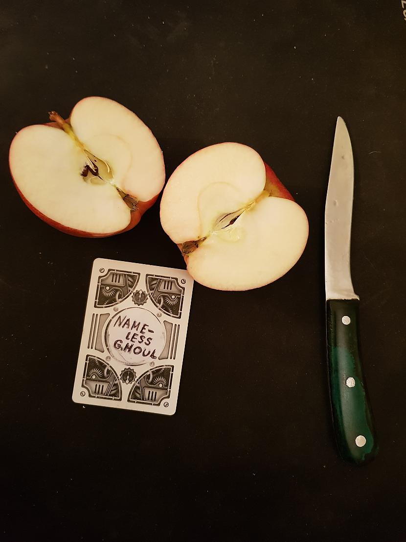  Autors: Nameless Ghoul FS uz pusēm sagriezts ābols