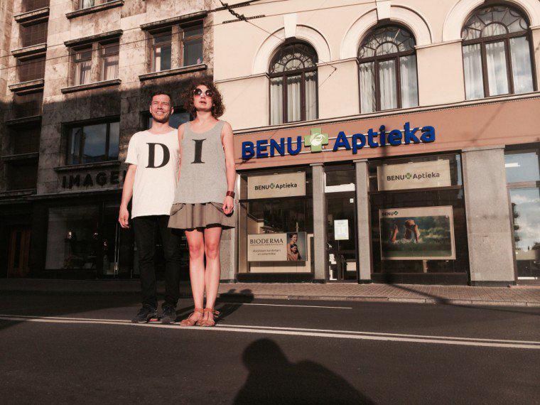  Autors: ĶerCiet Jaunieši Rīgas ielās veido smieklīgus uzrakstus. Pagājušās vasaras hīts!