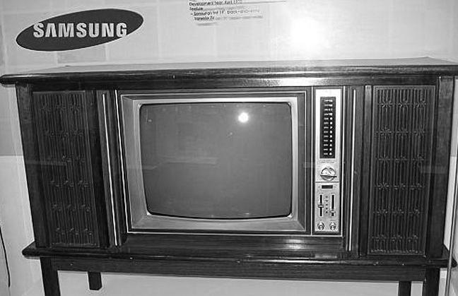 Pirmais Samsung televizors ... Autors: ĶerCiet 20 populāri produkti, kuri pirmsākumos izskatījās pavisam citādāk