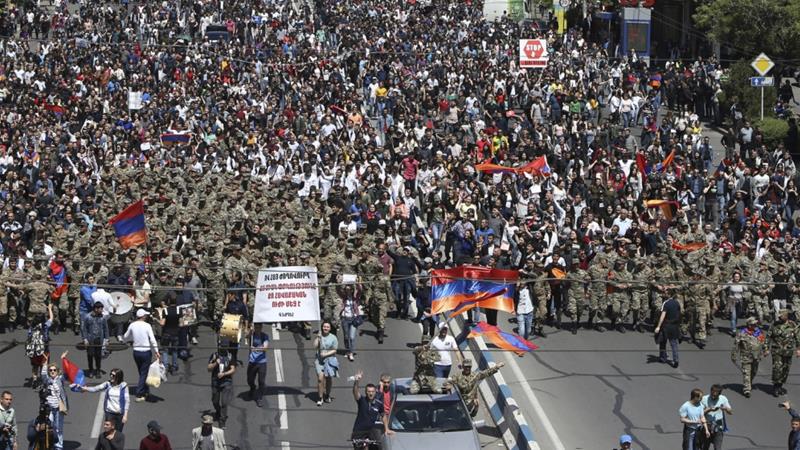 Armēnijā cilvēki ar protestu... Autors: Zutēns Cilvēku PROTESTI dažādās valstīs