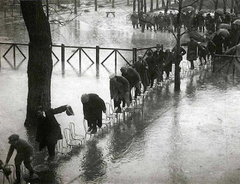 Parīzes plūdi 1910 g Autors: Lestets Jocīgas un dīvainas vēsturiskas fotogrāfijas