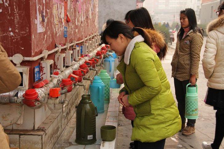 Ķīniescaroni dzer siltu ūdeni... Autors: Lestets 15 lietas, kas Ķīnā ir normālas, bet pārsteidz pārējo pasauli
