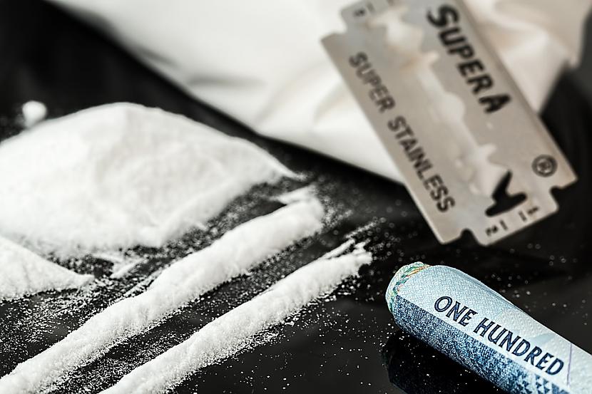 KokaīnsTas tiek aizstāts ar... Autors: Lestets Dilles un fizioloģiskais šķīdums: ar ko aizstāj narkotikas un alkoholu filmās