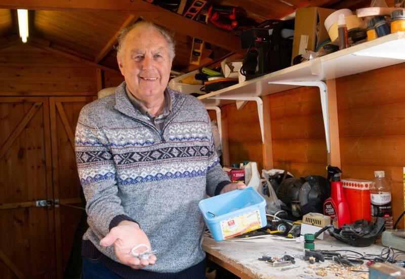72 gadus vecais brits Stīvens... Autors: nikrider Pensionārs ielika šķūnī kameru, lai uzzinātu, kurš to katru nakti iztīra