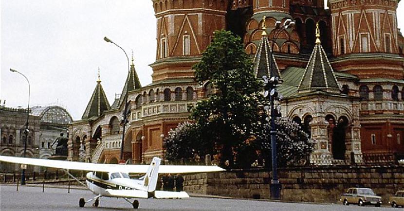 Pirms lidoscaronanas uz... Autors: Lestets Diena vēsturē - Matiass Rusts nelegāli nolaižas Sarkanajā laukumā, Maskavā