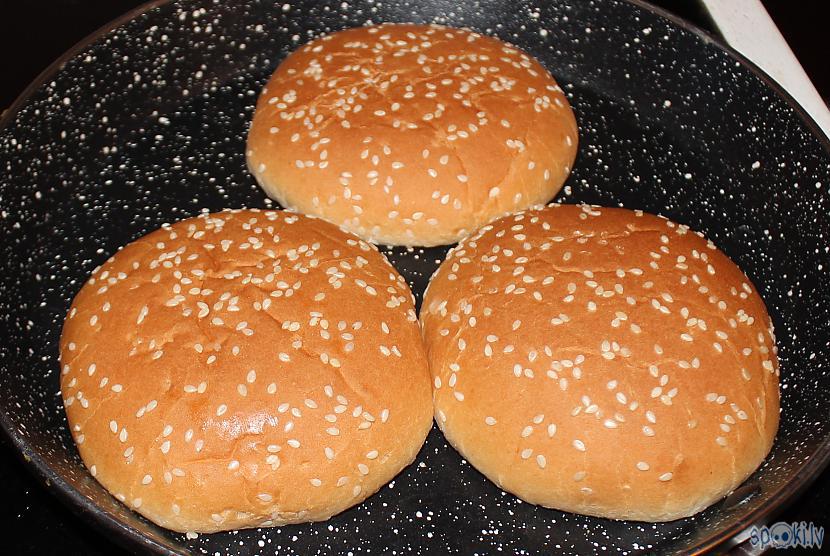 Ņemam burgera maizītes ... Autors: Werkis2 Werkis gatavo Sier-Burgeru