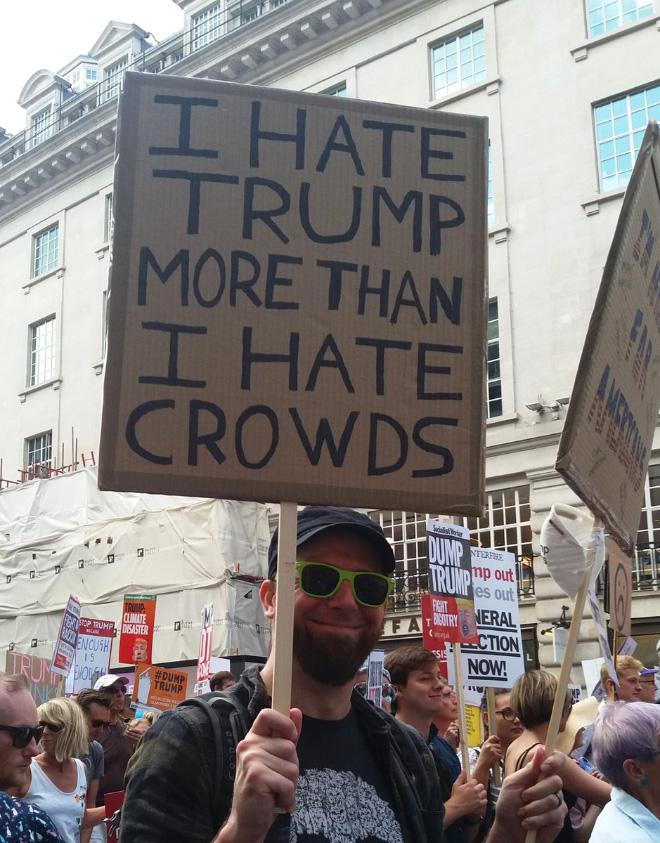  Autors: matilde Smieklīgākie plakāti no protesta pret Trampa vizīti Lielbritānijā