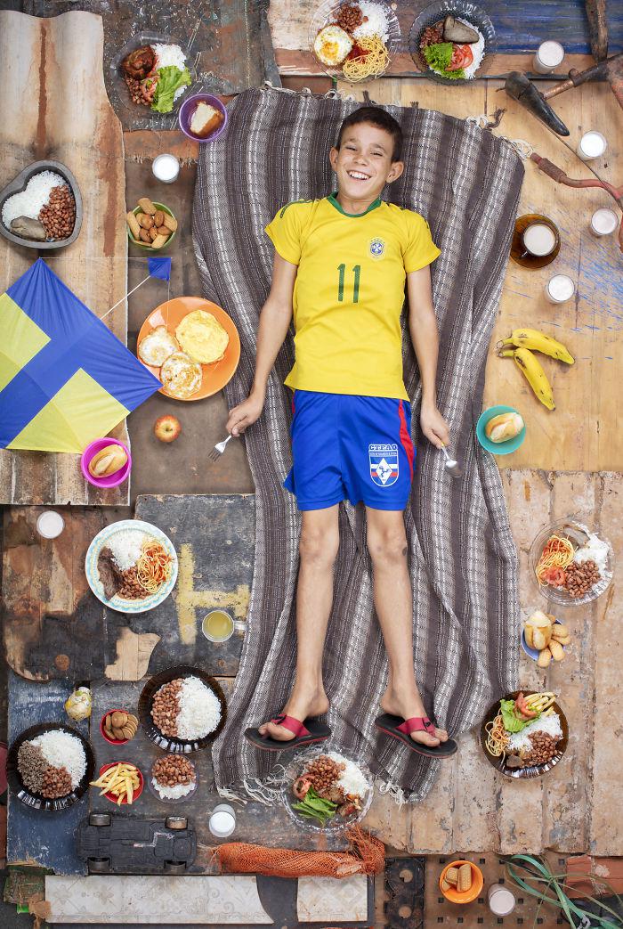 Brazīlija Autors: matilde Lūk, ko nedēļas laikā apēd bērni dažādās pasaules valstīs