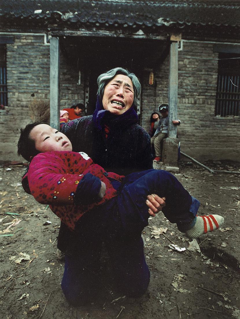 Vecāmāte ar mazdēlu kas ir... Autors: Lestets Ķīnas valdība negrib, lai tu redzētu šīs fotogrāfijas
