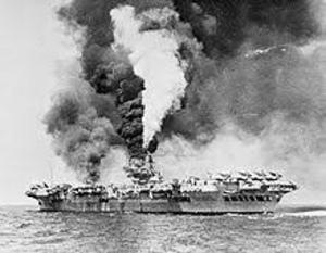 Kamikadzes uzbrūk kuģim... Autors: Fosilija Otrais pasaules karš citā skatījumā. Nežēlīgais karš Āzijā un Klusajā okeānā.