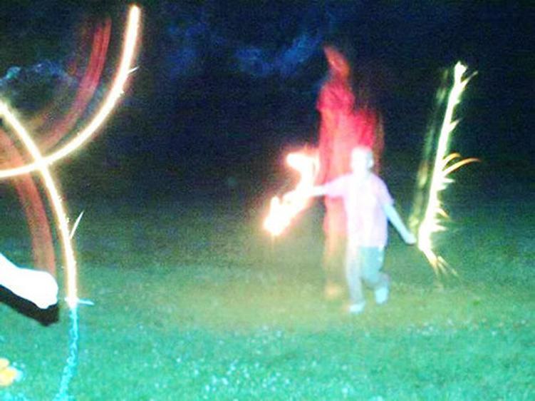 Vai Jaunava MarijaKāda ģimene... Autors: Lestets 12 pārliecinošas paranormālas fotogrāfijas, kas liks tev noticēt spokiem