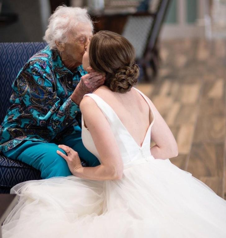 Līgava kāzu kleitā ierodas pie... Autors: The Diāna 17 fotogrāfijas, kas izsaka vairāk emociju nekā vārdi