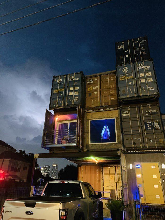  Autors: Fosilija Vīrietis uzcēla savu sapņu māju no 11 kravas konteineriem