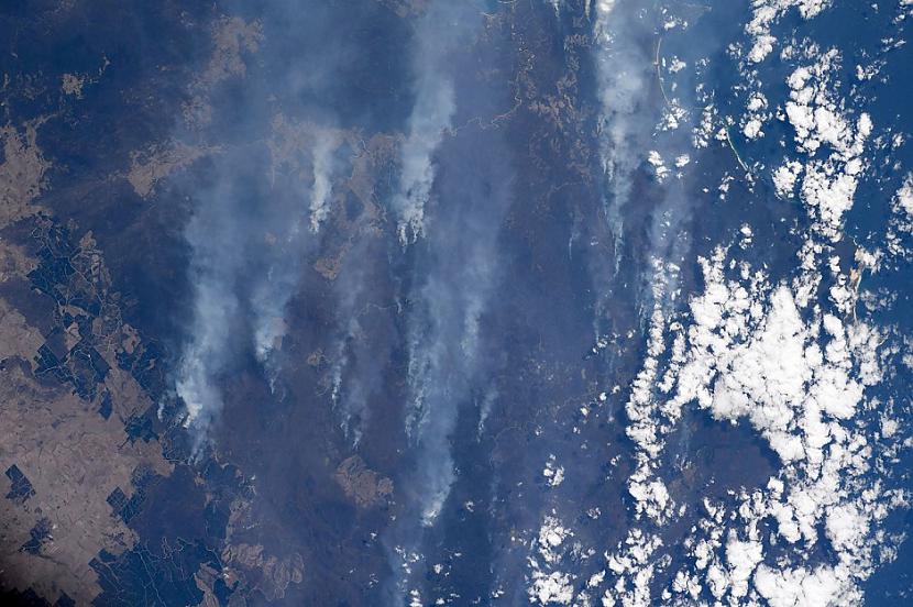 nbspSatelīti jau mēnescaroniem... Autors: Lestets Astronaute dalās ar Austrālijas mežu ugunsgrēku fotogrāfijām no kosmosa
