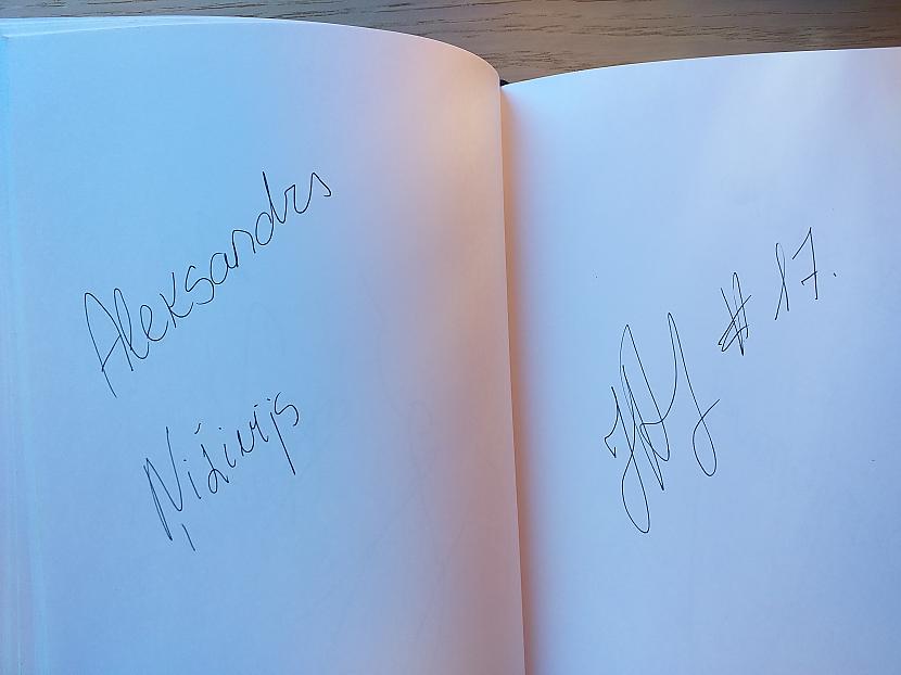 Aleksandrs Ņiživijs Autors: Stone Seni Latvijas hokeja izlases spēlētāju paraksti