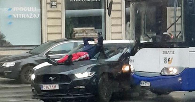 Rīgā Brīvības un Cēsu ielas... Autors: matilde Autovadītājs pēc avārijas atlaižas uz sasistā «Mustang» motora pārsega