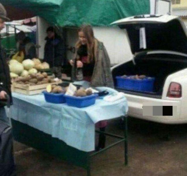 Kā redzat no fotogrāfijām tas... Autors: Fosilija Ukrainā meitene tirgoja kartupeļus no automašīnas ...