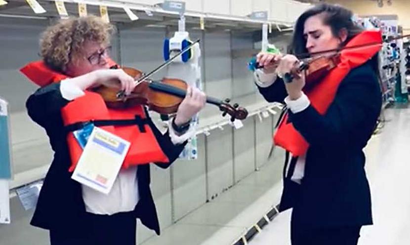 Divas mūziķes glābscaronanas... Autors: matilde Video: Vijolnieces velta «grimstošā Titānika» dziesmu tualetes papīram