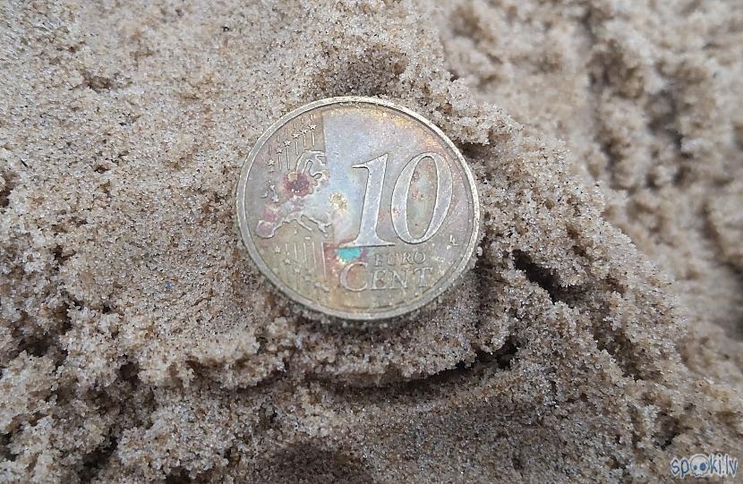 Pirmā monēta  apsūbējuscaroni... Autors: pyrathe Ar metāla detektoru pa pludmali 2020 (maijs)