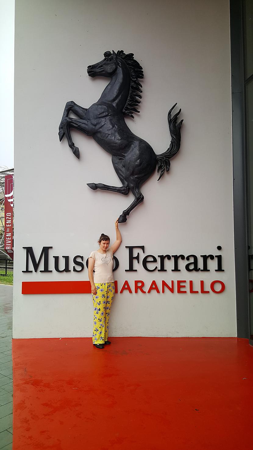 Pie ieejas muzejā Autors: Santa Sudakova Ferrari muzejs Maranello.
