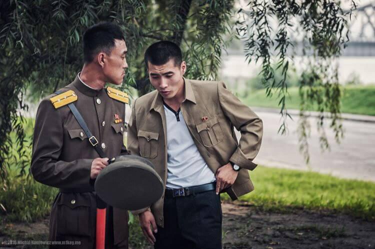 Satikt karavīru Phenjanā ir... Autors: Artefakts Šīs bildes es slepeni izvedu no Ziemeļkorejas, Kimam noteikti nepatiktu.