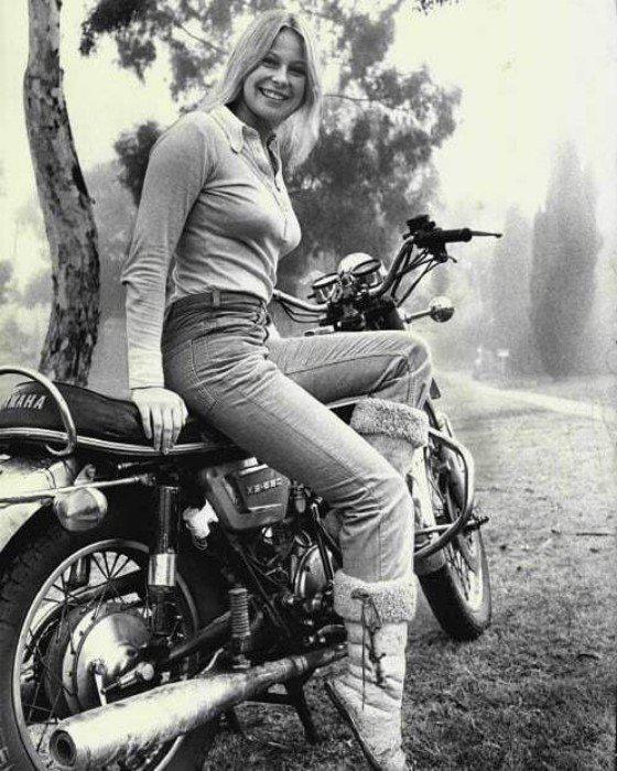 Meitene uz motocikla Autors: Fosilija Neticami skaisti izdevušās meiteņu retro fotogrāfijas