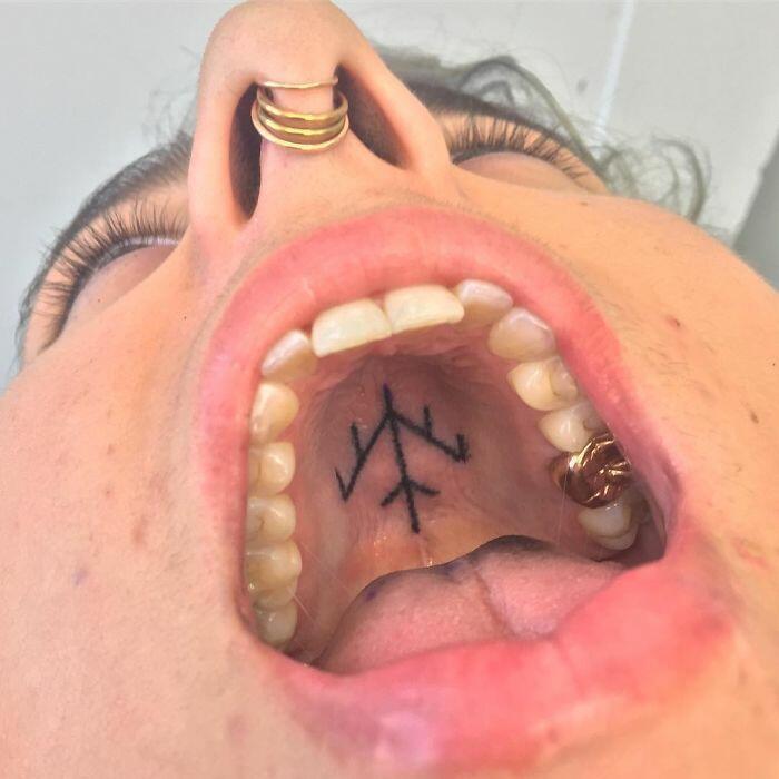  Autors: matilde Slēptie tetovējumi, kurus redzēs tikai tavs zobārsts