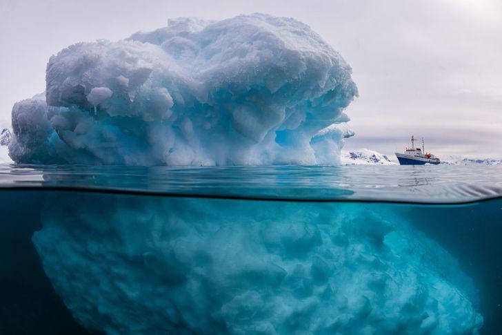 Aisberga lielākā daļa ir zem... Autors: Lestets 25 spēcīgas fotogrāfijas, kurām nevajadzēja fotošopa palīdzību