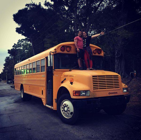 Ir vērts atzīmēt ka Jenai un... Autors: Fosilija Amerikāņu ģimene skolas autobusu pārvērta mājā