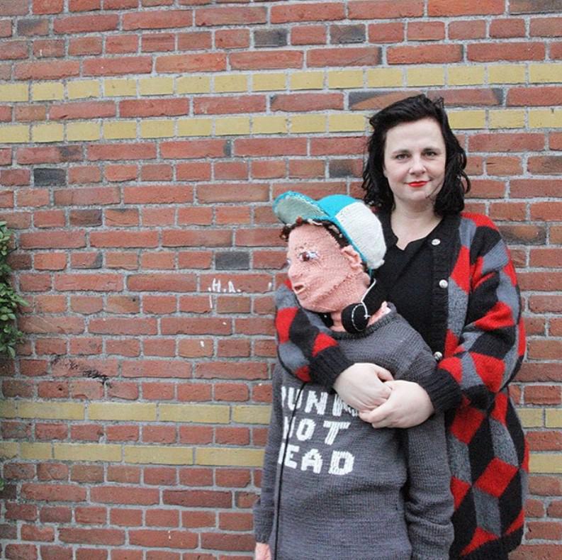 Kāda māmiņa no Nīderlandes... Autors: The Diāna Mamma uzada dabiska izmēra lelli dēla izskatā, lai būtu, ar ko apskauties