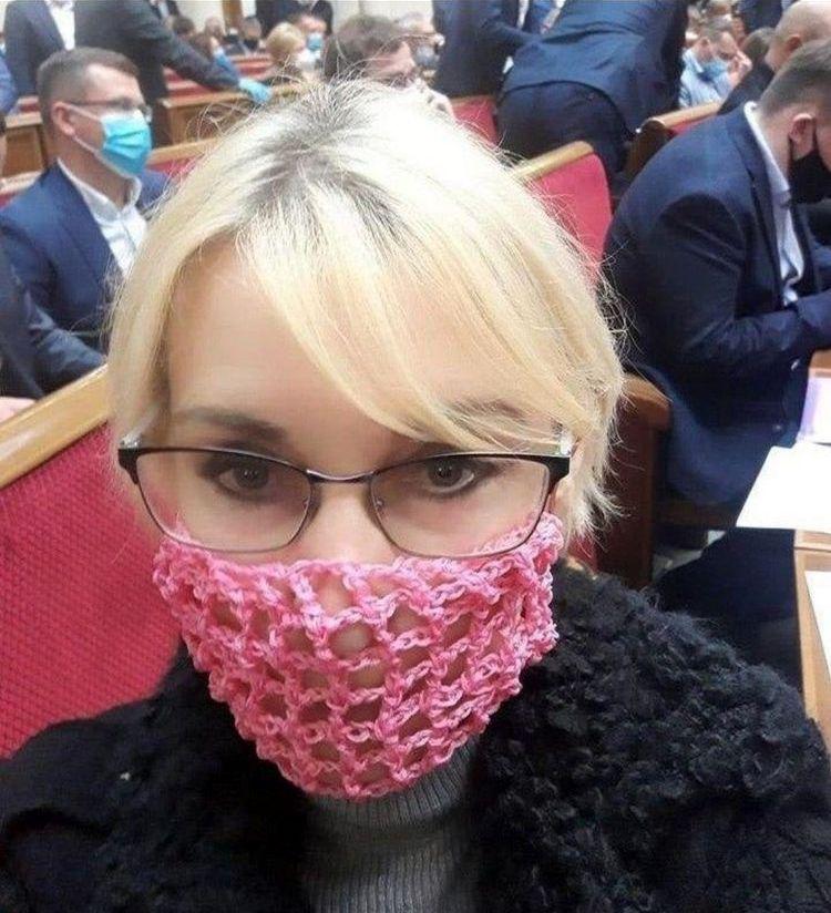 Ukrainas deputāte adītā maskā Autors: Fosilija 12 nežēlīgi stāsti par covidiotiem, kuri nevēlas distancēties un valkāt maskas