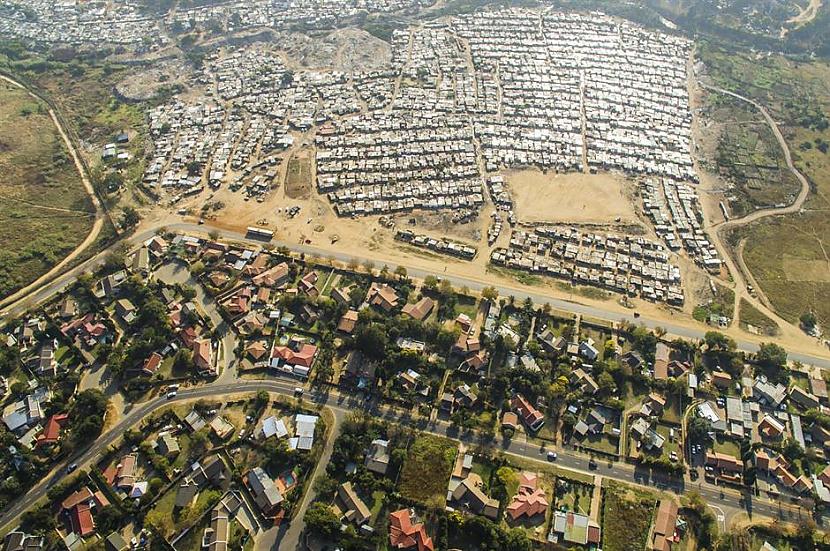 Tā pati Dienvidāfrika Šaurajās... Autors: antoanns Bagātības un nabadzības salīdzināšana bildēs