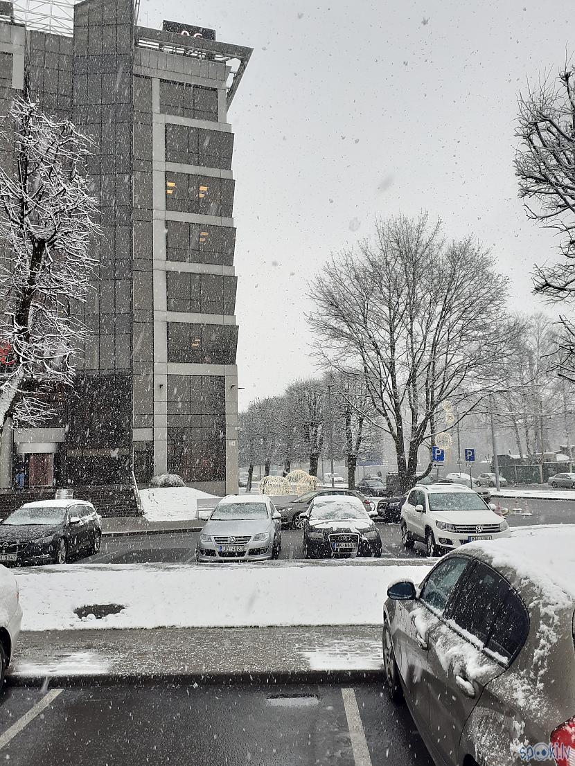 LMT ēka blakus nedaudz dekoru Autors: Drakonvīrs Pirmais sniegs 30.11.2020, jeb ceļš no Jaunās Teikas uz Alfu...