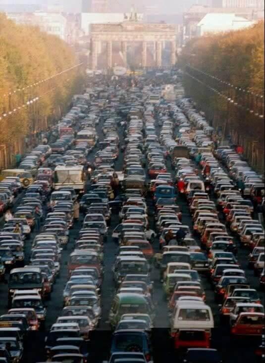 Satiksmes sastrēgums Berlīnē... Autors: Lestets 17 retas, iespējams, vēl neredzētas vēsturiskas bildes