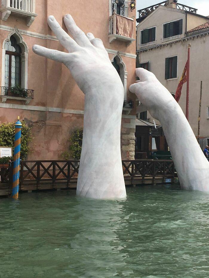 MIlzīgas rokas Venēcijā ... Autors: Lestets Cilvēka veidoti zemūdens objekti, kas liks bailēs peldēt prom