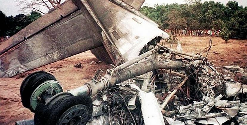 Antonov An24 katastrofa Angolā... Autors: Testu vecis Komerciālo lidaparātu katastrofu bildes (Divtūkstošie) 2000.-2003.g