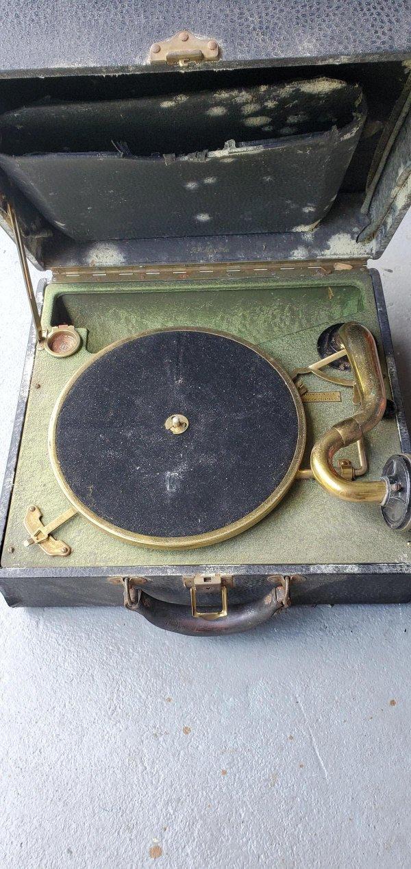 Vecs gramofons ko atradu savas... Autors: Zibenzellis69 Internetā lietotāji lepojās ar interesantiem pagātnes atradumiem (18 fotoattēli)