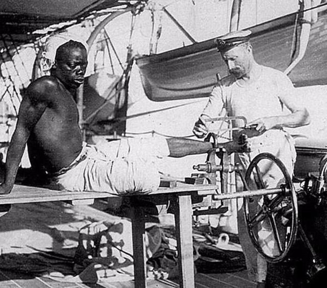 Britu jūrnieks noņem vergam... Autors: Zibenzellis69 Interesantas fotogrāfijas no pagātnes (20 bildes)