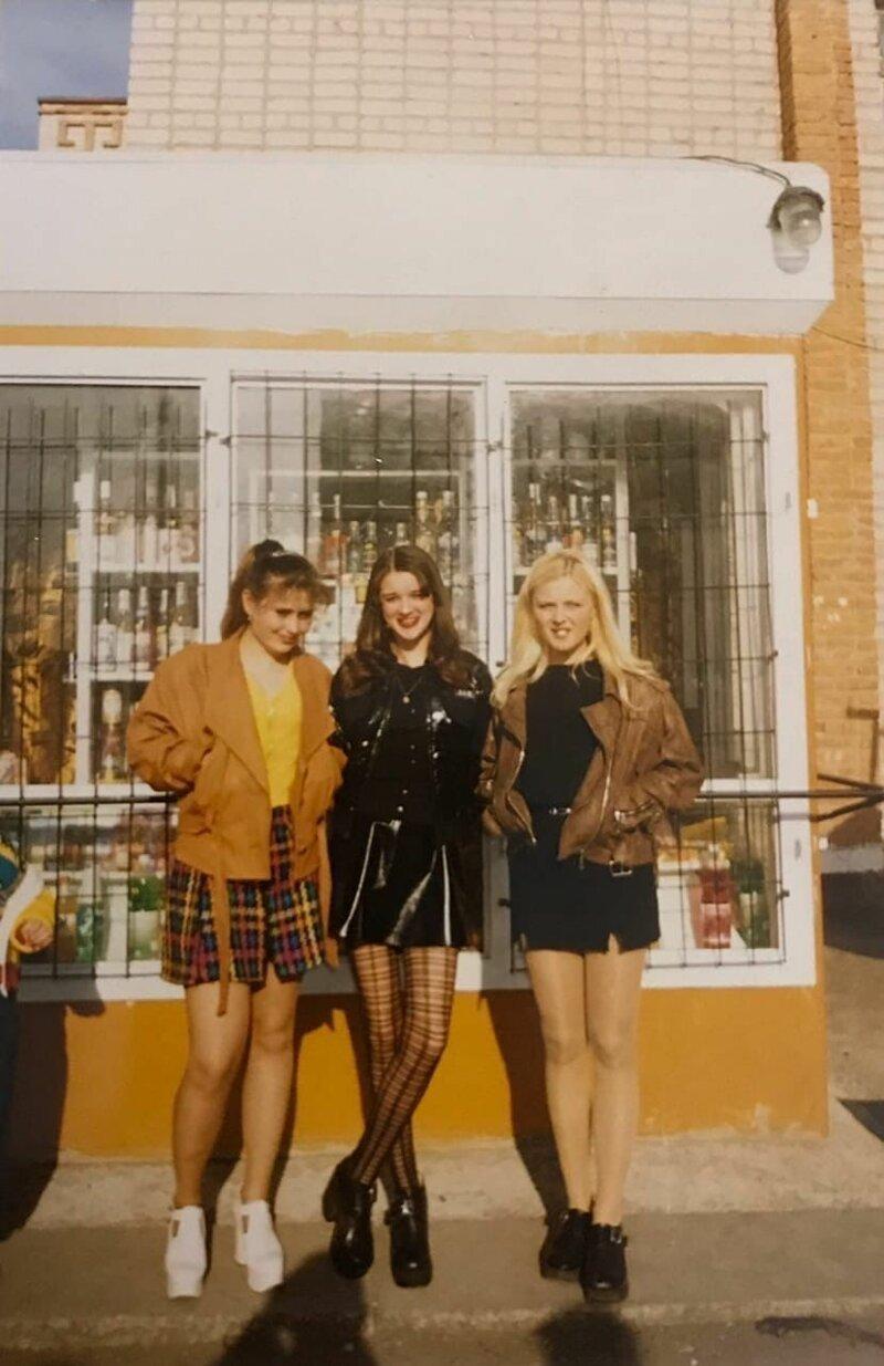  Meitenes kas pozē uz veikala... Autors: Zibenzellis69 No skolniecēm līdz mīlestības priesterienēm. Kā meitenes izskatījās 90. gados