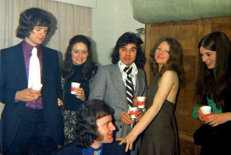 Svārki kļuva īsāki zābaki... Autors: Zibenzellis69 Apvienotās Karalistes jaunieši mājas ballītēs 1970. Gadu sākumā