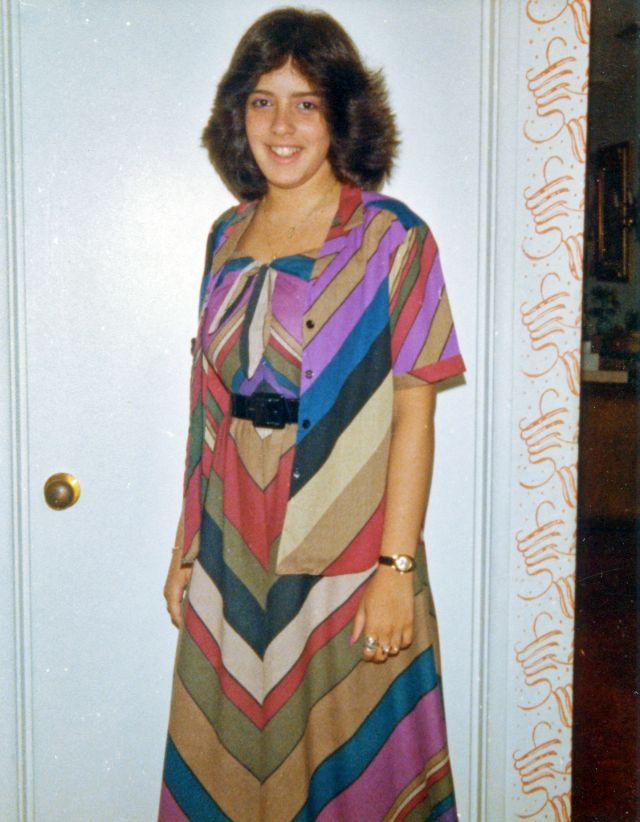  Autors: Zibenzellis69 Atrastās fotogrāfijas parāda 80. gadu jauno sieviešu modes stilus