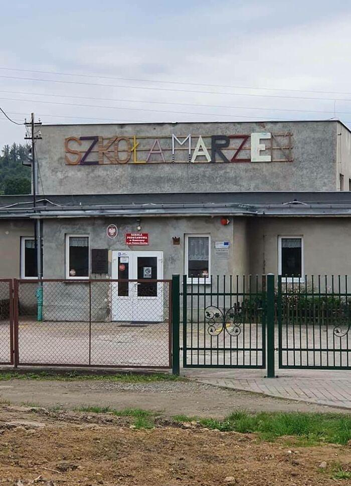 Tā izskatās poļu sapņu skolas Autors: Zibenzellis69 17 bildes no Polijas sociālajiem tīkliem, kuras skatoties var būt daži jautājumi