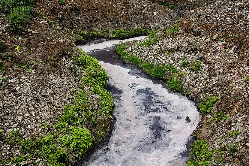 Tā izskatās kā viena no... Autors: Zibenzellis69 Čitarum upe atrodas Rietumjavā Indonēzijā - netīrākā upe pasaulē (23 bildes)