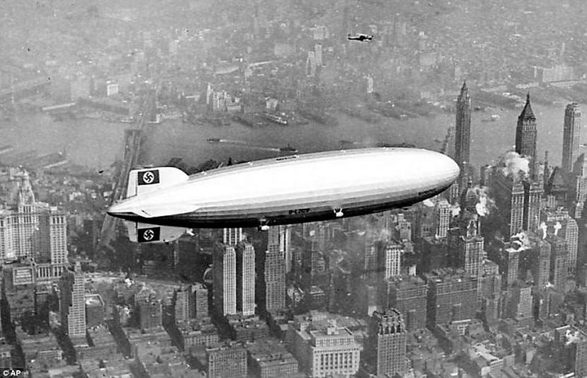 Hindenburgas dirižablis virs... Autors: Zibenzellis69 Pusdienas uz Hindenburg klāja: retas fotogrāfijas no bēdīgi slavenā dirižabļa