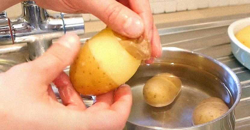 Vietā kur veikts iegriezums... Autors: matilde Mācies, kā ātri un bez čakara notīrīt kartupeli, kas vārīts ar visu mizu