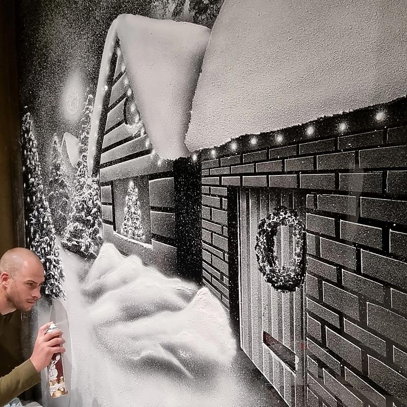  Autors: Zibenzellis69 Talantīgs tētis ar izsmidzināto sniegu logus pārvērš svētku mākslas darbos