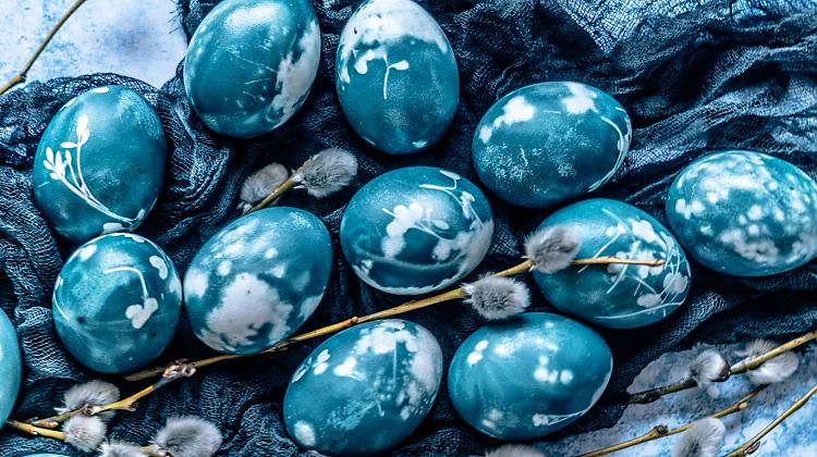 Pamācība, kā iegūt pasakaini zilas Lieldienu olas