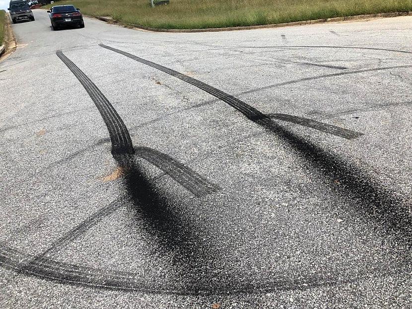 Atzīmes uz asfalta 3D formātā Autors: Zibenzellis69 Mulsinoši fotoattēli,kas parāda,ka dažreiz nevajadzētu uzticēties pat savām acīm