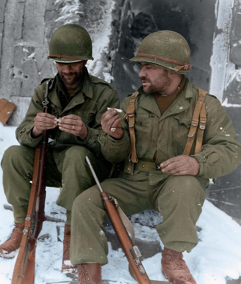 Divi karavīri no 317 kājinieku... Autors: Lestets 26 iekrāsotas vēsturiskas fotogrāfijas, ko neieraudzīsi mācību grāmatās